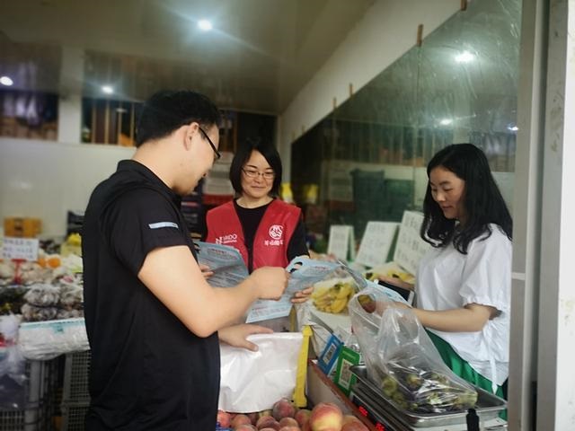 金雅娣發(fā)放抗疫宣傳冊(cè)